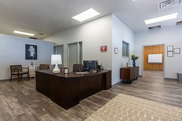 Oxford Southaven indoor lobby with front desk and rug.